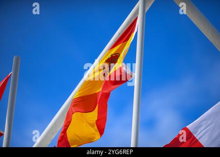 Phillip Island, Australien. Oktober 2024. Die spanische Flagge wird bei der Podiumspräsentation der australischen MotoGP 2024 auf dem Phillip Island Grand Prix Circuit gehisst. (Foto: Alexander Bogatyrev/SOPA Images/SIPA USA) Credit: SIPA USA/Alamy Live News Stockfoto