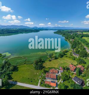 Herrliche Naturlandschaft im Chiemgau rund um den Simssee nahe Bad Endorf schöner Sommertag am nördlichen Simssee im oberbayerischen Alp Bad Endorf Si Stockfoto