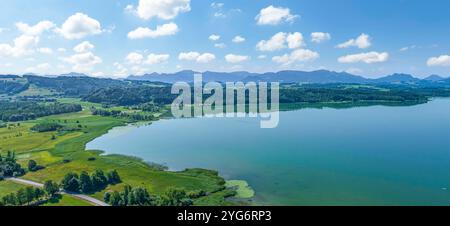 Herrliche Naturlandschaft im Chiemgau rund um den Simssee nahe Bad Endorf schöner Sommertag am nördlichen Simssee im oberbayerischen Alp Bad Endorf Si Stockfoto