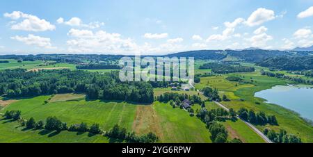 Herrliche Naturlandschaft im Chiemgau rund um den Simssee nahe Bad Endorf schöner Sommertag am nördlichen Simssee im oberbayerischen Alp Bad Endorf Si Stockfoto