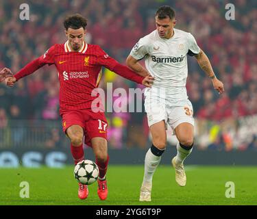 Liverpool Curtis Jones kämpft gegen Granit Xhaka von Bayer Leverkusen während des Phase MD4-Spiels der UEFA Champions League 2024/25 zwischen Liverpool und Bayer Leverkusen am Dienstag, den 5. November 2024 in Anfield, Liverpool. (Foto: Steven Halliwell | MI News) Credit: MI News & Sport /Alamy Live News Stockfoto