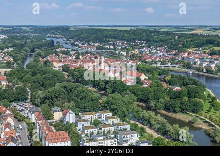 Ausblick auf die Bezirkshauptstadt der Oberpfalz, Regensburg an Donau und Regen die Welterbestadt Regensburg im Luftbild, Blick von der Insel W Regens Stockfoto