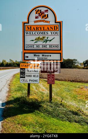 Maryland Line, MD, USA – 13. Oktober 2024: Ein Willkommen in Maryland an der York Road südlich der Mason-Dixon-Linie. Stockfoto