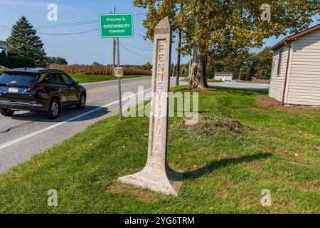 Maryland Line, MD, USA – 13. Oktober 2024: Ein historischer Meilenstein über die Mason-Dixon-Linie entlang der York Road am Pennsylvania and Maryland State lin Stockfoto