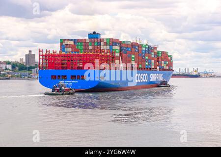 New York City, USA - 29. Mai 2024, Cosco Containerschiff im Hafen von Brooklyn, New York Stockfoto