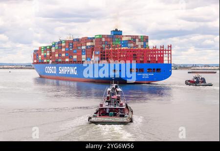 New York City, USA - 29. Mai 2024, Cosco Containerschiff im Hafen von Brooklyn, New York Stockfoto