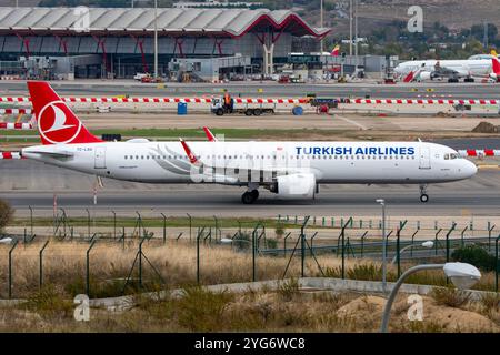 Flughafen Madrid Barajas. DEIN Turkish Airlines A210 Neo-Flugzeug manövriert mit einem Iberia-Flugzeug dahinter. Stockfoto