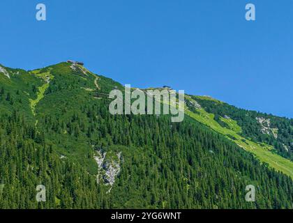 Blick ins Lechquellengebirge rund um die Ortschaft Zug, Ortsteil von Lech am Arlberg Alpiner Sommer im Zugertal in der Arlberg-Region nahe Lech Lech A Stockfoto