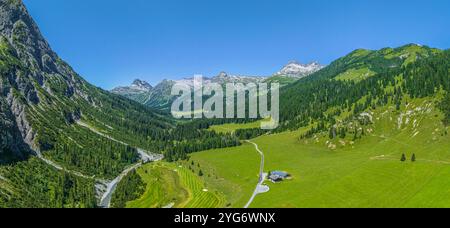 Blick ins Lechquellengebirge rund um die Ortschaft Zug, Ortsteil von Lech am Arlberg Alpiner Sommer im Zugertal in der Arlberg-Region nahe Lech Lech A Stockfoto