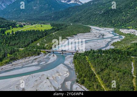 Die wildromantischen Kiesbänke am Lech zwischen Weißenbach und Forchach von oben der naturbelassene Flussbett des Lech bei Weißenbach im Sommer Weißen Stockfoto