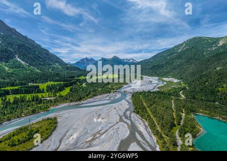 Die wildromantischen Kiesbänke am Lech zwischen Weißenbach und Forchach von oben der naturbelassene Flussbett des Lech bei Weißenbach im Sommer Weißen Stockfoto