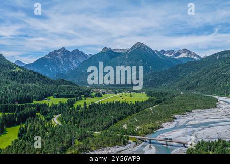 Die wildromantischen Kiesbänke am Lech zwischen Weißenbach und Forchach von oben der naturbelassene Flussbett des Lech bei Weißenbach im Sommer Weißen Stockfoto