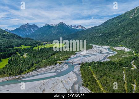 Die wildromantischen Kiesbänke am Lech zwischen Weißenbach und Forchach von oben der naturbelassene Flussbett des Lech bei Weißenbach im Sommer Weißen Stockfoto