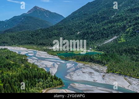 Die wildromantischen Kiesbänke am Lech zwischen Weißenbach und Forchach von oben der naturbelassene Flussbett des Lech bei Weißenbach im Sommer Weißen Stockfoto