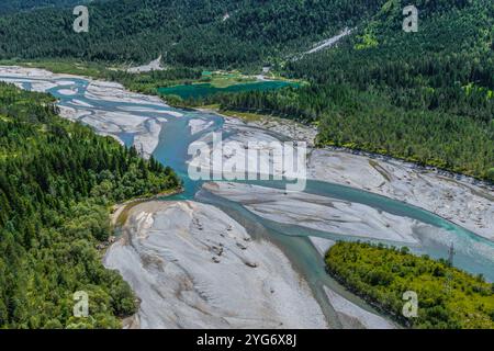 Die wildromantischen Kiesbänke am Lech zwischen Weißenbach und Forchach von oben der naturbelassene Flussbett des Lech bei Weißenbach im Sommer Weißen Stockfoto