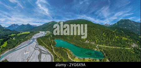 Die wildromantischen Kiesbänke am Lech zwischen Weißenbach und Forchach von oben der naturbelassene Flussbett des Lech bei Weißenbach im Sommer Weißen Stockfoto