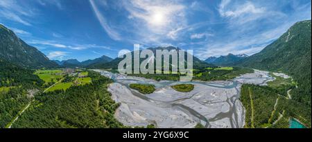 Die wildromantischen Kiesbänke am Lech zwischen Weißenbach und Forchach von oben der naturbelassene Flussbett des Lech bei Weißenbach im Sommer Weißen Stockfoto