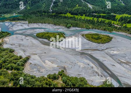 Die wildromantischen Kiesbänke am Lech zwischen Weißenbach und Forchach von oben der naturbelassene Flussbett des Lech bei Weißenbach im Sommer Weißen Stockfoto