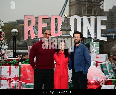 LONDON, GROSSBRITANNIEN. November 2024. Dwayne Johnson, Lucy Liu, Chris Evans nimmt an der Londoner Fotokonferenz für „Red One“ im Potters Field in London Teil. (Foto von 李世惠/siehe Li/Picture Capital) Credit: Siehe Li/Picture Capital/Alamy Live News Stockfoto