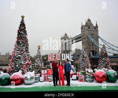 LONDON, GROSSBRITANNIEN. November 2024. Dwayne Johnson, Lucy Liu, Chris Evans nimmt an der Londoner Fotokonferenz für „Red One“ im Potters Field in London Teil. (Foto von 李世惠/siehe Li/Picture Capital) Credit: Siehe Li/Picture Capital/Alamy Live News Stockfoto