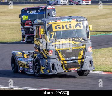 Stuart Oliver in seinem Team Oliver Racing Volvo VNL während des britischen Truck Racing Championship Rennens 2024 in Snetterton, Norfolk, UK. Stockfoto