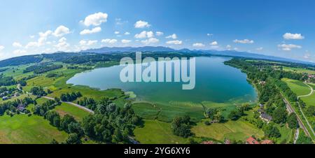 Herrliche Naturlandschaft im Chiemgau rund um den Simssee nahe Bad Endorf schöner Sommertag am nördlichen Simssee im oberbayerischen Alp Bad Endorf Si Stockfoto