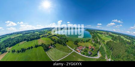 Herrliche Naturlandschaft im Chiemgau rund um den Simssee nahe Bad Endorf schöner Sommertag am nördlichen Simssee im oberbayerischen Alp Bad Endorf Si Stockfoto