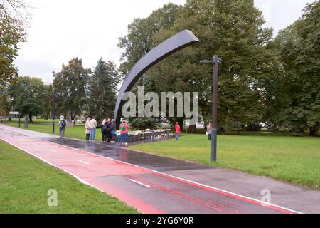 Menschen, die Respekt am Denkmal der Broken Line (von Villu Jaanisoo) zollen - ein Denkmal für die 852 Opfer des Untergangs der Fähre von MS Estland im Jahr 1994 Stockfoto