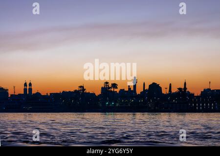 Silhouette von Luxor, Stadtbild und Tempel, Blick auf das Ostufer des Nils bei Sonnenaufgang, Ägypten Stockfoto