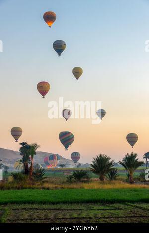 Starten Sie bei Sonnenaufgang in der Nähe des Tals der Könige in Luxor West Bank, Ägypten, von den bunten Heißluftballons Stockfoto
