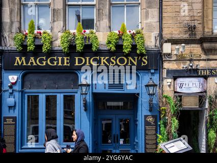Edinburgh: Maggie Dickson s Pub. - Direkt am Grassmarket, dem Alten Markplatz von Edinburgh, trägt ein Pub den Namen von Maggie Dickson. Die Fischverk Stockfoto