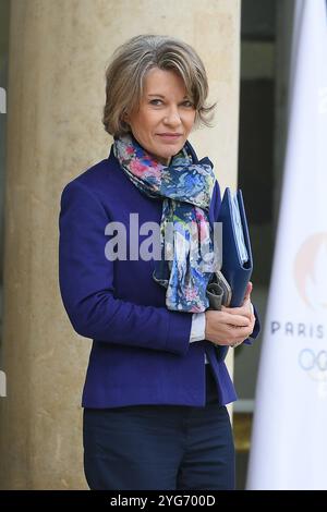 Paris, Frankreich. November 2024. Die französische Bildungsministerin Anne Genetet verlässt nach der wöchentlichen Kabinettssitzung am 6. November 2024 im Elysee-Palast in Paris. (Foto: Lionel Urman/SIPA USA) Credit: SIPA USA/Alamy Live News Stockfoto