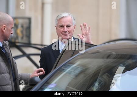 Paris, Frankreich. November 2024. Der französische Premierminister Michel Barnier verlässt nach der wöchentlichen Kabinettssitzung im Elysee-Palast in Paris am 6. November 2024. (Foto: Lionel Urman/SIPA USA) Credit: SIPA USA/Alamy Live News Stockfoto