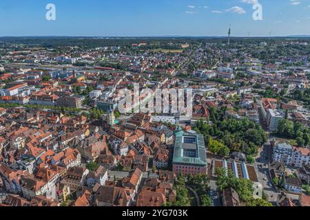 Luftaufnahme der Stadt Ansbach an der Fränkischen Rezat im Sommer Ausblick auf Ansbach, Bezirkshauptstadt MIttelfrankens in Bayern Ansbach Stadtgraben Stockfoto