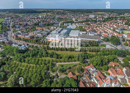 Luftaufnahme der Stadt Ansbach an der Fränkischen Rezat im Sommer Ausblick auf Ansbach, Bezirkshauptstadt MIttelfrankens in Bayern Ansbach Stadtgraben Stockfoto