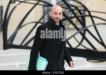 Paris, Frankreich. November 2024. Der französische Delegierte für Europa Benjamin Haddad verlässt nach der wöchentlichen Kabinettssitzung am 6. November 2024 im Elysee-Palast des Präsidenten in Paris. (Foto: Lionel Urman/SIPA USA) Credit: SIPA USA/Alamy Live News Stockfoto