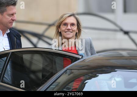 Paris, Frankreich. November 2024. Die französische Ministerin für ökologischen Wandel, Energie, Klima und Risikoprävention Agnes Pannier-Runacher verlässt nach der wöchentlichen Kabinettssitzung im Elysee-Palast in Paris am 6. November 2024. (Foto: Lionel Urman/SIPA USA) Credit: SIPA USA/Alamy Live News Stockfoto