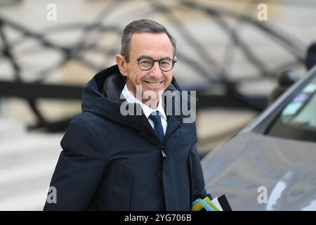 Paris, Frankreich. November 2024. Der französische Innenminister Bruno Retailleau verlässt nach der wöchentlichen Kabinettssitzung am 6. November 2024 im Elysee-Palast in Paris. (Foto: Lionel Urman/SIPA USA) Credit: SIPA USA/Alamy Live News Stockfoto