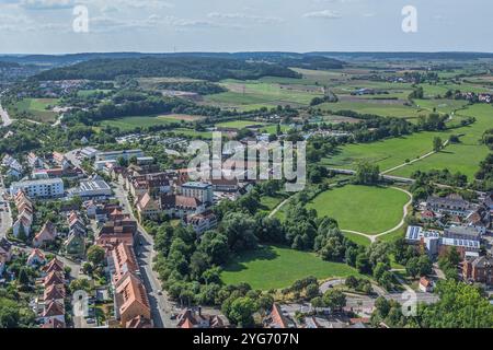 Luftaufnahme der Stadt Ansbach an der Fränkischen Rezat im Sommer Ausblick auf Ansbach, Bezirkshauptstadt MIttelfrankens in Bayern Ansbach Stadtgraben Stockfoto