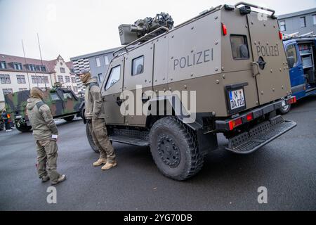 06. November 2024, Bayern, Würzburg: Im Rahmen einer Ausstellung im Rahmen der Anti-Terror-Übung „MainTex 2024“ steht auf einem Parkplatz der Würzburger Unruhen-Polizei ein spezielles Polizeifahrzeug mit Rüstung und Waffen auf dem Dach. Foto: Pia Bayer/dpa Stockfoto