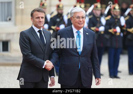 Paris, Frankreich. November 2024. Begrüßung von Herrn Kassym Jomart Tokaiev, Präsident der Republik Kasachstan, durch den Präsidenten der Republik Emmanuel Macron im Elysee-Palast in Paris, Frankreich am 5. November 2024. (Foto: Lionel Urman/SIPA USA) Credit: SIPA USA/Alamy Live News Stockfoto
