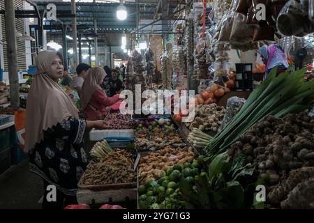 Kuala Lumpur, Malaysia. November 2024. Eine Frau, die am Gemüsestand auf dem Chow Kit Market in Kuala Lumpur gesehen wurde. Quelle: SOPA Images Limited/Alamy Live News Stockfoto