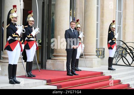 Paris, Frankreich. November 2024. Begrüßung von Herrn Kassym Jomart Tokaiev, Präsident der Republik Kasachstan, durch den Präsidenten der Republik Emmanuel Macron im Elysee-Palast in Paris, Frankreich am 5. November 2024. (Foto: Lionel Urman/SIPA USA) Credit: SIPA USA/Alamy Live News Stockfoto