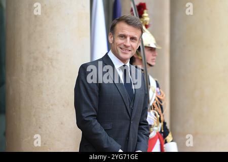 Paris, Frankreich. November 2024. Begrüßung von Herrn Kassym Jomart Tokaiev, Präsident der Republik Kasachstan, durch den Präsidenten der Republik Emmanuel Macron im Elysee-Palast in Paris, Frankreich am 5. November 2024. (Foto: Lionel Urman/SIPA USA) Credit: SIPA USA/Alamy Live News Stockfoto