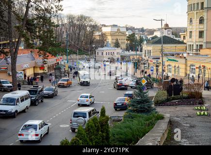 Kislowodsk, Russland - 01. Dezember 2023: Vokzalnaja Straße, Stadtbild der Stadt Kislowodsk Stockfoto