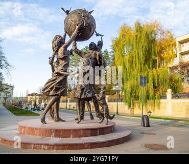 Kislowodsk, Russland - 01. Dezember 2023: Skulpturenkomposition 'Familie ist der Schlüssel zum Frieden', Kislowodsk Stockfoto