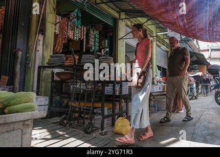 Kuala Lumpur, Malaysia. November 2024. Ein paar Touristen gesehen auf dem Chow Kit Market, Kuala Lumpur Credit: SOPA Images Limited/Alamy Live News Stockfoto