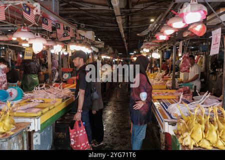 Kuala Lumpur, Malaysia. November 2024. Menschen, die beim täglichen Betrieb des Chow Kit Market in Kuala Lumpur zu sehen sind. Quelle: SOPA Images Limited/Alamy Live News Stockfoto