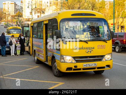 Kislowodsk, Russland - 01. Dezember 2023: Öffentliche Verkehrsmittel in der Stadt, Straße Vokzalnaja, Kislowodsk Stockfoto