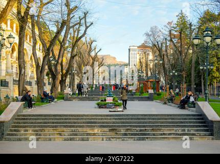 Kislowodsk, Russland - 01. Dezember 2023: Blick auf die Fußgängerzone Lenin Avenue, das Stadtbild von Kislowodsk Stockfoto